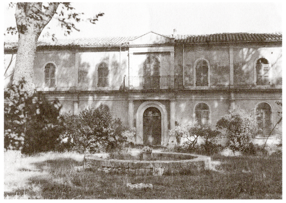 The courtyard of the Saint-Paul Cloister in Saint-Rémy. Fotocollectie Van de Poll © Dutch National Archives, 2.24.14.02 / 252-1828