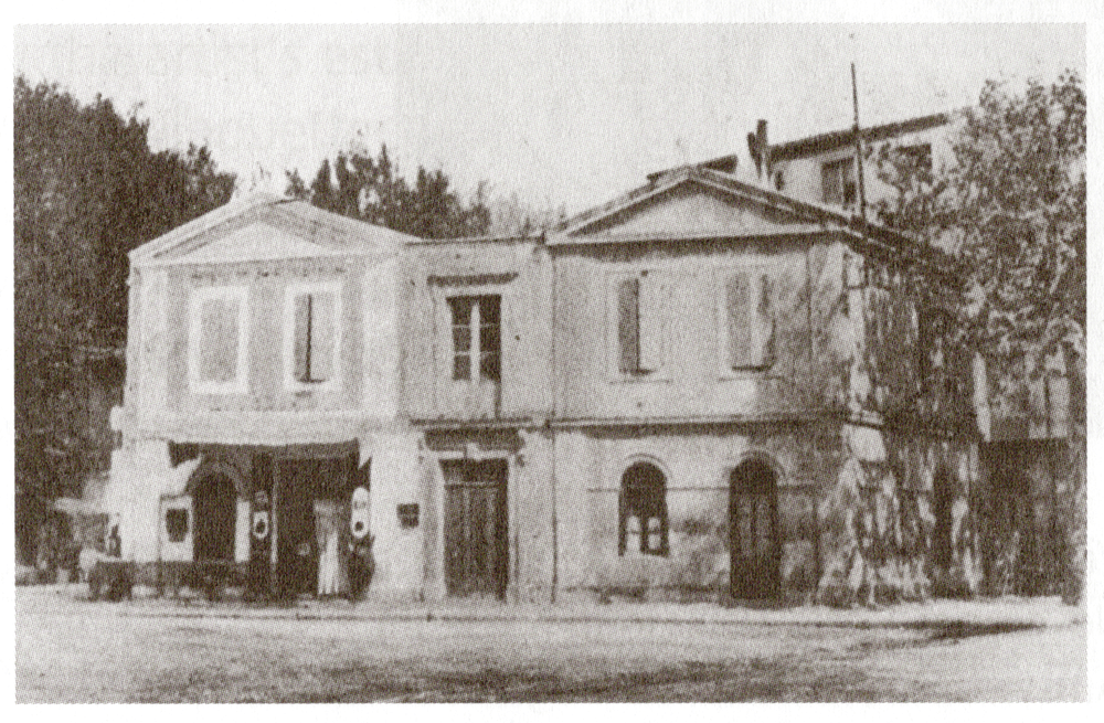 The Yellow House (right) on the Place Lamartine at Arles
© Album / Alamy Stock Photo