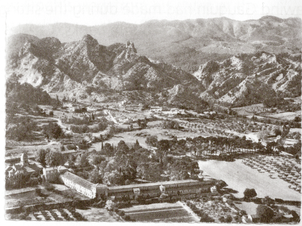 Aerial view of the Saint-Paul de Mausole hospital in Saint-Rémy with the Alpilles in the background. Postcard. Private collection.